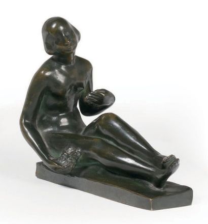 MAURICE DE KORTE (1889-1971) Jeune femme à la toilette, 1919 Bronze patiné Signé...