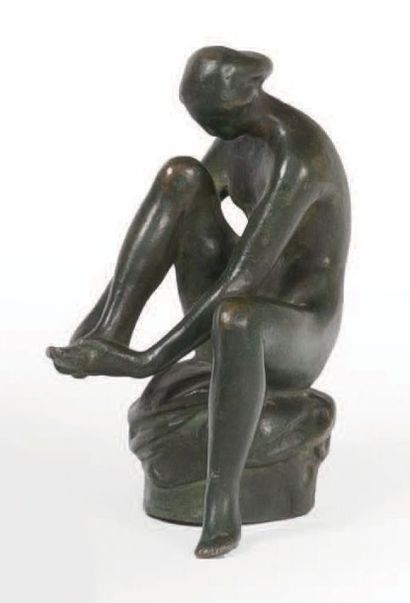 MAURICE DE KORTE (1889-1971) Jeune femme assise Bronze patiné H_12 cm