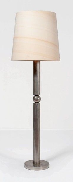 Marcel-Louis Baugniet (1896-1995) Important lampadaire Métal chromé, acier et tissus...