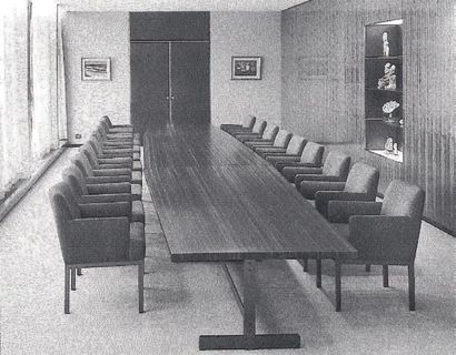 Jules Wabbes (1919-1974) Importante table à plateau "Tonneau" Wengé, piétement en...