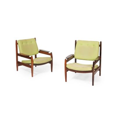 JEAN GILLON (1919-2007) Paire de fauteuils Jacaranda et tissu Vers 1955/60 H_84 cm...