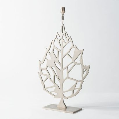 Maria PERGAY (née en 1930) Lampe modèle «Feuille» Laiton argenté Vers 1968 H_59 ...