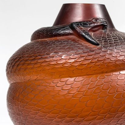RENE LALIQUE (1860-1945) Important vase au serpent Verre soufflé, moulé et patiné...
