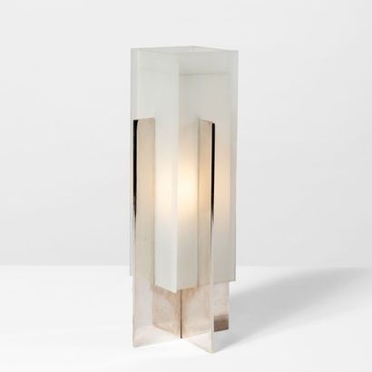 BORIS-JEAN LACROIX (1902-1984) Lampe de table moderniste Acier nickelé et verre sablé...