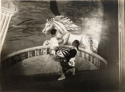 NUMA BLANC Serge Lifar dans «Le bal». 1929
Décor de Giorgio de Chirico.
Tirage de...