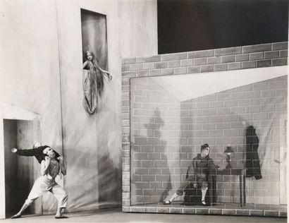 SASHA La Nuit. 1930 Quatre photographies: 1 - Danseurs, dont Serge Lifar, dans le...