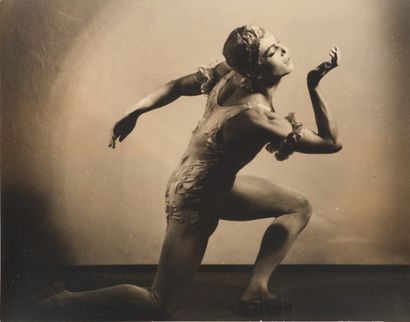 ANNE MARIE HEINRICH Portrait de Serge Lifar dans «Le Spectre de la rose». 1931
Tirage...