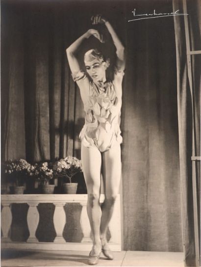 STUDIO VERHASSEL Serge Lifar dans «Le Spectre de la Rose». 1931 2 tirages de l'époque,...