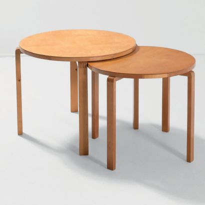ALVAR AALTO (1898-1975) 
Deux tables basses modèle «A70»
Bouleau
Édition Artek 1935
H_60...