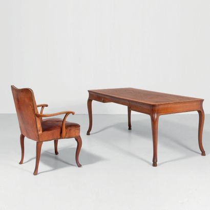 FRITS HENNINGSEN (1889-1965) 
Bureau et son fauteuil
Structures en chêne, revêtement...