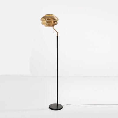 ALVAR AALTO (1898-1976) 
Lampadaire modèle «A808»
Laiton, cuir, métal laqué
Édition...