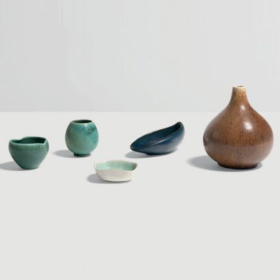 SAXBO (1931-1968) 
Ensemble de cinq vases, pots et coupelles
Grès émaillé
Édition...