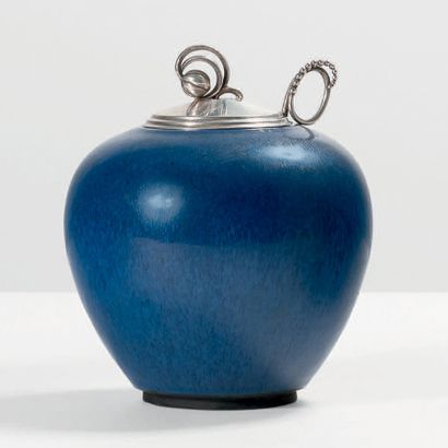 SAXBO (1931-1968) 
Pot de confiture, couvercle et cuillière
Pot en grès émaillé bleu,...