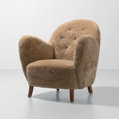 THORALD MADSEN (1889-1960) 
Fauteuil
Acajou, peau d'agneau lainé
Réalisé par Thorald...