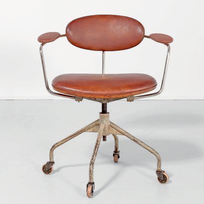 HANS J. WEGNER (1914-2007) Danemark Rare fauteuil pivotant modèle «B 621» Considéré...