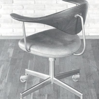 HANS J. WEGNER (1914-2007) 
Rare fauteuil pivotant modèle «B 621»
Considéré comme...
