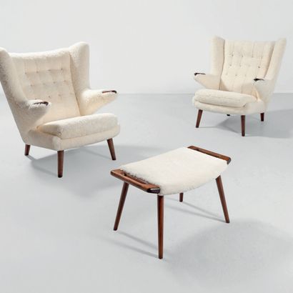 HANS J. WEGNER (1914-2007) 
Paire de fauteuils avec un ottoman modèles «AP19» dit...