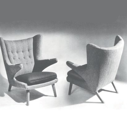HANS J. WEGNER (1914-2007) 
Paire de fauteuils avec un ottoman modèles «AP19» dit...