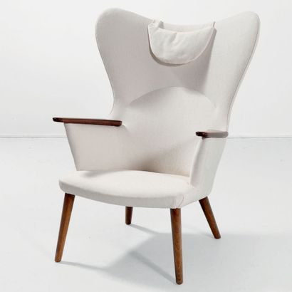 HANS J. WEGNER (1914-2007) 
Rare fauteuil modèle «AP28» dit «Mama Bear»
Teck, tissu
Édition...