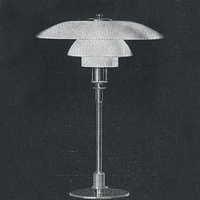 POUL HENNINGSEN (1894-1967) 
Lampe modèle «PH 4/3»
Verre dépoli, acier chromé
Édition...