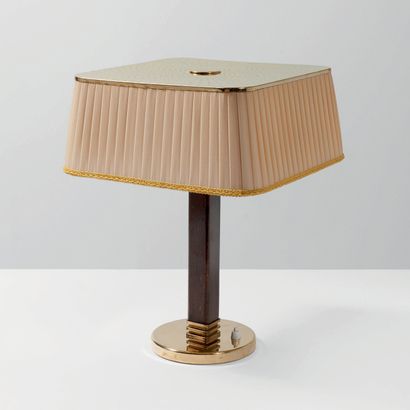 PAAVO TYNELL (1890-1973) 
Lampe de table modèle «5069»
Laiton perforé, hêtre, tissu
Édition...