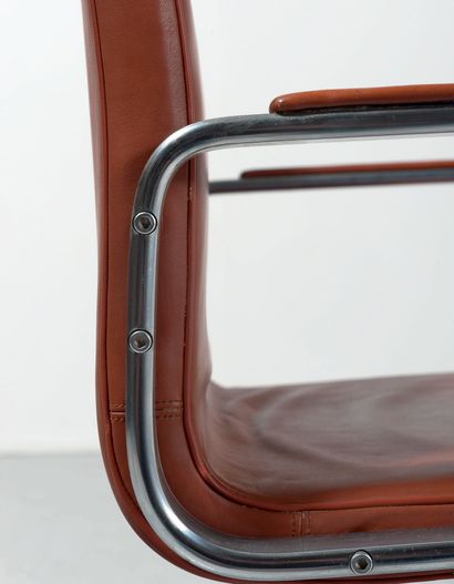 POUL KJAERHOLM (1929-1980) 
Chaise modèle «PK13»
Acier nickelé, cuir naturel végétal...