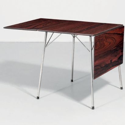 ARNE JACOBSEN (1902-1971) 
Table à abattants modèle «FH 3601»
Pieds en acier chromé,...
