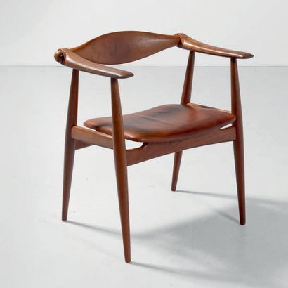 HANS J. WEGNER (1914-2007) 
Fauteuil modèle «CH34» dit «Yoke Chair»
Chêne, cuir cognac...