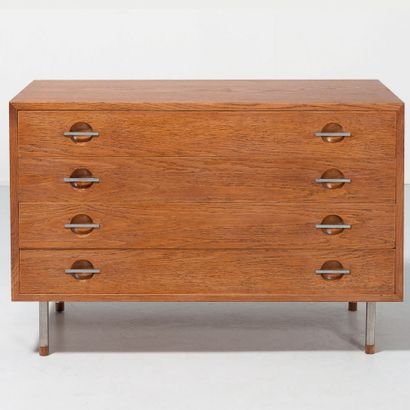 HANS J. WEGNER (1914-2007) 
Commode
Chêne, acier
Édition Ry Møbler
Vers 1960
H_68...