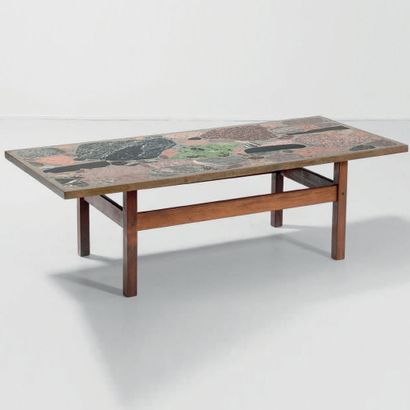 TORBJORN AFDAL (1917-1999)Norvège Table basse Palissandre, laiton et pierre incrustée...