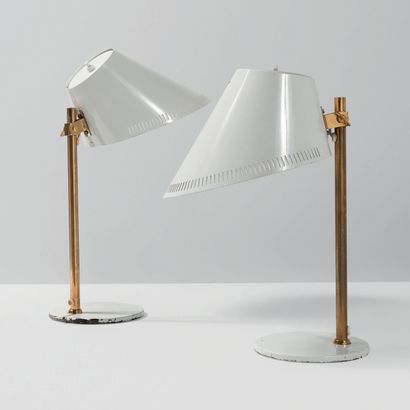 PAAVO TYNELL (1890-1973) 
Paire de lampes modèle «9227»
Laiton, métal laqué blanc
Édition...