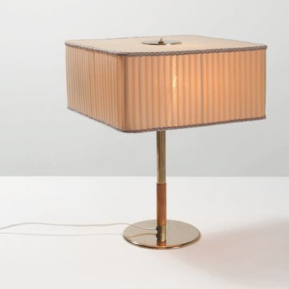 PAAVO TYNELL (1890-1973) 
Lampe de table modèle «5068»
Laiton, bouleau, tissu
Édition...