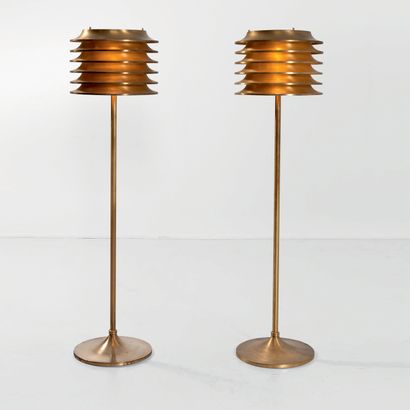 LISA JOHANSSON-PAPE (1907-1989) 
Paire de lampadaires
Laiton
Vers 1960
H_144 cm