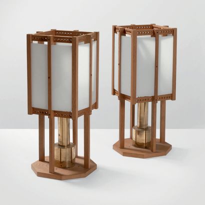 JOHN KANDELL (1925-1991) 
Paire de lampes de table
Chêne, verre opalin
Édition David...