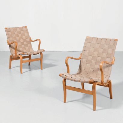 BRUNO MATHSSON (1907-1988) 
Paire de fauteuils modèle «Eva»
Hêtre, tissu
Édition...