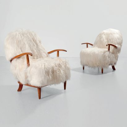 FRITZ HANSEN (DEPUIS 1872) 
Paire de fauteuils
Chêne, peau de mouton lainé
Édition...