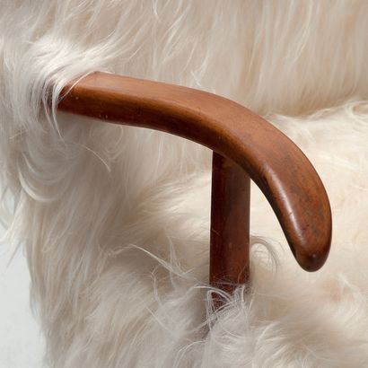 FRITZ HANSEN (DEPUIS 1872) 
Paire de fauteuils
Chêne, peau de mouton lainé
Édition...
