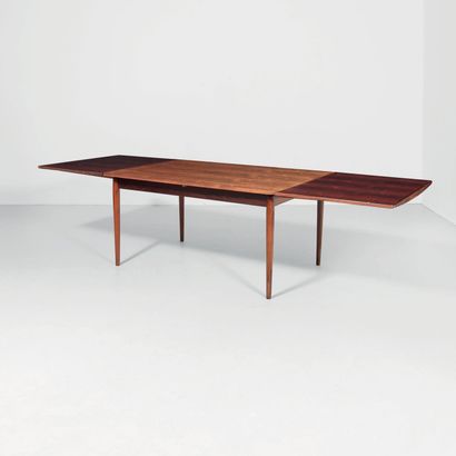 ARNE VODDER (1926-2009) 
Salle à manger composée d'une table modèle «254» et de huit...