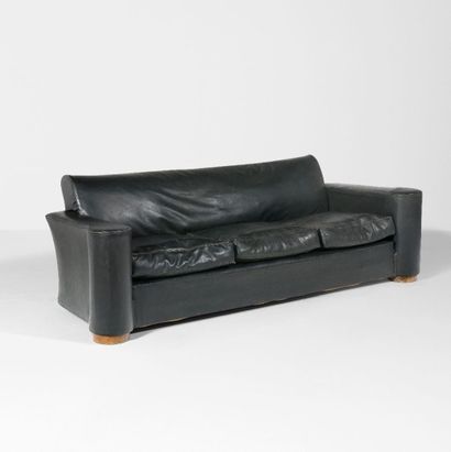 Jean PASCAUD (1903-1996) 
Canapé
Bois et cuir noir
Vers 1950
H_72,5 cm L_220 cm P_90...