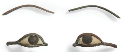 null PAIRE D'YEUX DE SARCOPHAGE ACCOMPAGNÉS DE SOURCILS.
Bronze et calcite.
Refixation.
Égypte,...
