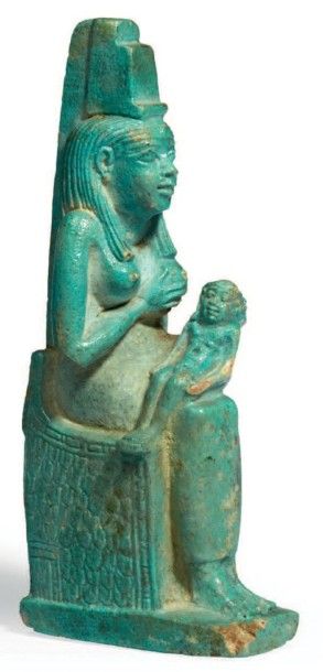 null ISIS LACTANS.
Grande amulette représentant la déesse Isis allaitant l'enfant
Horus.
Elle...