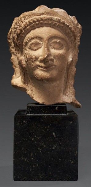 null TÊTE D'HÉRAKLÈS.
Tête de statue représentant Héraklès au visage fin et souriant,...