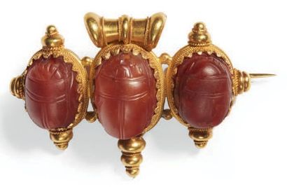 null BROCHE ATTRIBUÉE À CASTELLANI, CA. 1860.
Elle est ornée de trois scarabées étrusques,...