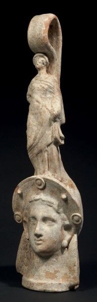 null VASE DE CANOSSA.
La base reproduit le visage d'une jeune femme à la coiffure...