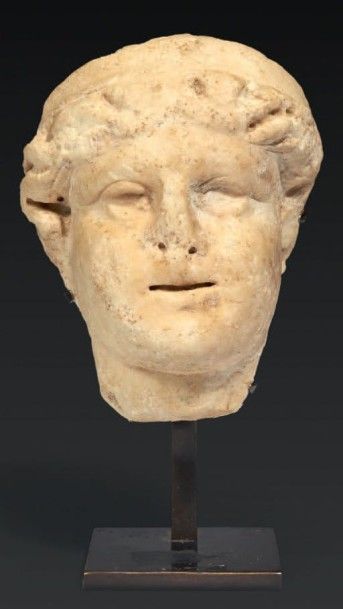 null TÊTE DE BACCHUS.
Sommet de pilier hermaïque représentant le visage du dieu
Bacchus...