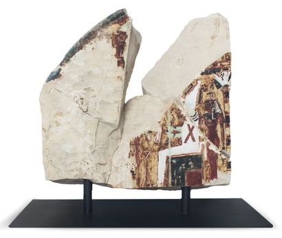 null LA DÉESSE DE L'OCCIDENT PROTÉGEANT OSIRIS.
Stèle fragmentaire représentant le...