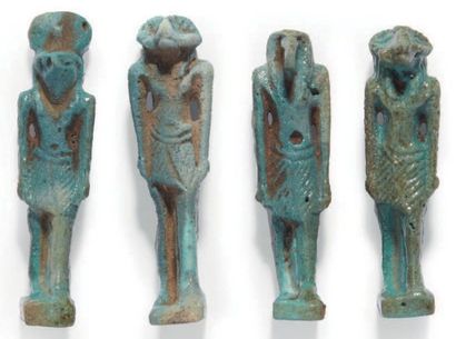 null QUATRE AMULETTES.
Lot composé de quatre amulettes représentant les dieux
Knoum,...