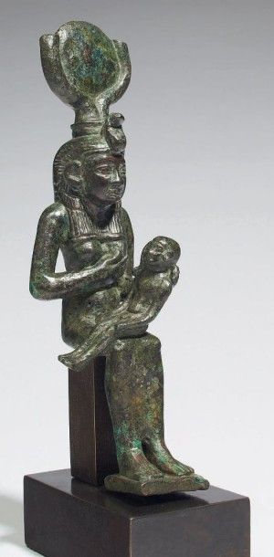 null ISIS LACTANS.
Statuette votive représentant la déesse Isis. Elle est assise,...
