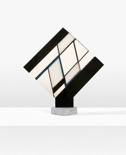 Antonia Lambélé (1943) 
Composition géométrique
Plexiglas, socle en marbre.
H_63...