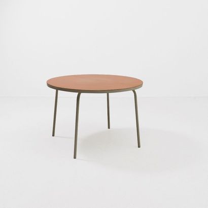 FABIAAN VAN SEVEREN (1957) 
Table ronde
Bois recouvert de cuir beige et métal laqué...
